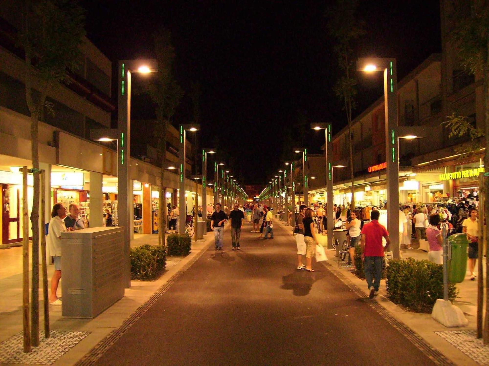 Ferienwohnung Enjoy Your Holidays From Our Magnificent Terrace Bibione Exterior foto